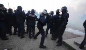 Manif pour Tous : les CRS tirent des bouteilles sur les manifestants (vidéo)