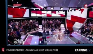 L'émission politique : Manuel Valls reçoit une rose fanée de Charline Vanhoenacker (vidéo)
