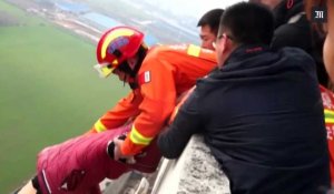 Des pompiers chinois empêchent un homme de se suicider