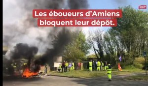 Les éboueurs d'Amiens bloquent leur dépôts