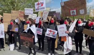 Les sages-femmes manifestent devant l’Agence régionale de santé à Châlons