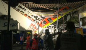 Rame de métro dans les décombres d'un pont effondré à Mexico