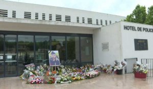 Policier tué à Avignon: des gerbes de fleurs devant le commissariat principal de la ville