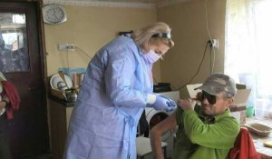 Roumanie: du porte-à-porte pour vacciner des villageois isolés