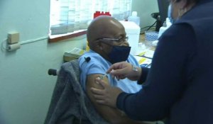 L'ancien archevêque sud-africain Desmond Tutu se fait vacciner