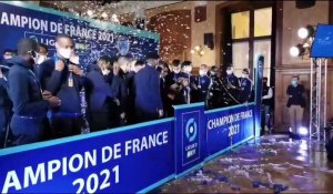 Les joueurs de L'Estac reçoivent le trophée de champion de Ligue 2. Leurs réactions