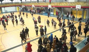 Des centaines de migrants sans-abri occupent un gymnase parisien