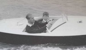Le prince Charles et son père Philip Mounbatten, complices sur une photo inédite