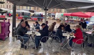 Arras: les terrasses des restos se remplissent malgré la pluie