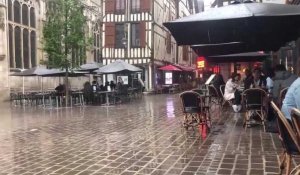 Déconfinement du 19 mai : La pluie s'est invitée en fin de repas à Troyes.