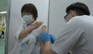 Des personnes âgées se font vacciner contre le Covid dans un centre de vaccination de masse à Tokyo