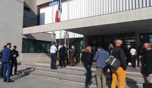 Lille : des policiers se rassemblent devant le commissariat en hommage à la fonctionnaire de police tuée à Rambouillet