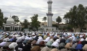 Des musulmans prient pour la fin du ramadan au Pakistan