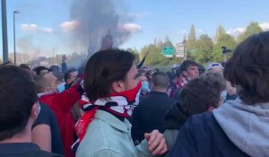 Football : les supporters lillois donnent de la voix avant Lille - Nice (2)