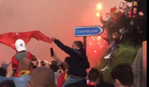 Lens: l'ambiance de folie pour le passage du car du RC Lens avant le derby contre Lille