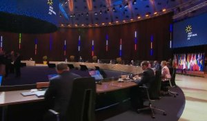 Table ronde des dirigeants de l'UE pour entamer la deuxième journée du sommet social à Porto