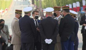 Emmanuel Macron commémore à l'Arc de Triomphe la Victoire du 8 mai 1945