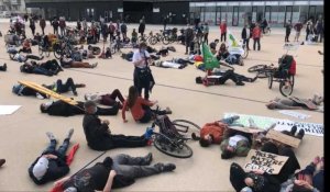 Dunkerque: pour le climat, 300 personnes font le mort sur la digue