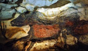 France : des torches pour visiter la réplique de la grotte de Lascaux
