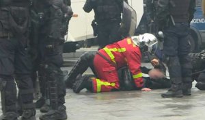 Un gendarme blessé évacué par les pompiers lors de la manifestation