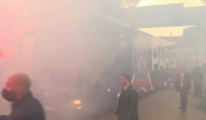 Football/Ligue des champions : les supporters du PSG mettent l'ambiance au départ des joueurs