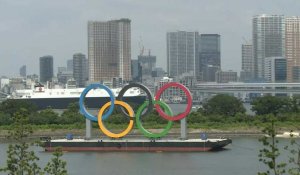 Les anneaux olympiques baignent dans la baie de Tokyo au troisième jour des JO