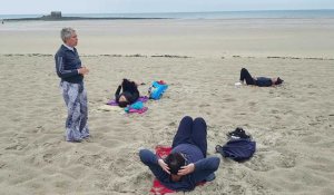 Séance de yoga sur la plage du Portel