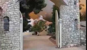 Grèce: un monastère et plusieurs villages entourés par les flammes sur l'île d'Eubée