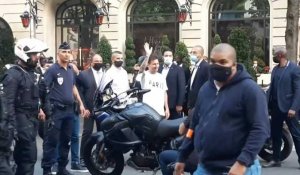 Football : Messi salue les supporters devant l'hôtel à Paris