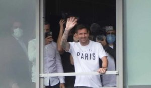 Football: Messi salue les supporters du PSG à son arrivée au Bourget