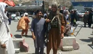 Afghanistan: des combattants talibans et des habitants se prennent en photo à Pul-e-Khumri