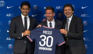Football : Lionel Messi pose avec le maillot du PSG