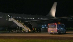Angleterre: des personnes évacuées d'Afghanistan débarquent d'un avion militaire