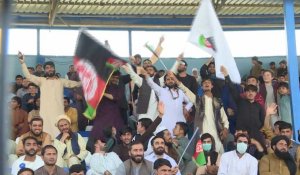 Les drapeaux afghan et taliban réunis le temps d'un match de cricket à Kaboul