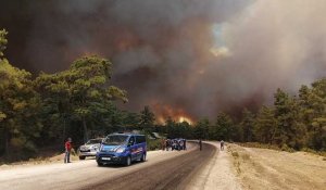 Incendies de forêts en Turquie et en Grèce, des habitations menacées