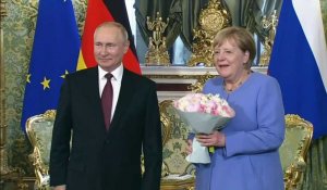 Le président russe Vladimir Poutine reçoit la chancelière allemande Angela Merkel