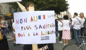 A Nantes, des manifestants anti-pass sanitaire scandent "liberté!"