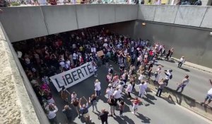 Les manifestants bloquent la route près de la gare de Reims