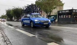 Le passage de Paris-Roubaix sous la pluie à Saint-Quentin