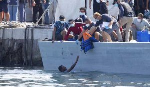 Arrivée massive de migrants sur l'île italienne de Lampedusa