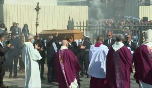 Obsèques de Bernard Tapie: son cercueil acclamé par la foule à sa sortie de la Major