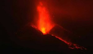 Canaries: images nocturnes du volcan Cumbre Vieja crachant de la lave