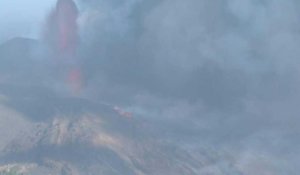 Canaries: le volcan Cumbre Vieja crache de la lave et des cendres