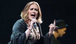 Adele admet avoir repoussé sa séparation avec Simon Konecki pendant des années : « Il était temps »
