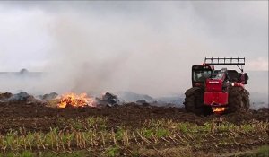 Leubringhen : la paille évacuée après le vaste incendie