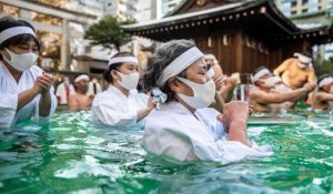 Bain de glace et purification de l'âme dans un sanctuaire de Tokyo