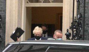 Le Premier ministre britannique quitte Downing Street alors que la police ouvre une enquête