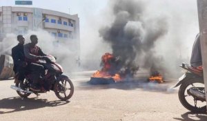Burkina: barricades et siège du parti présidentiel incendié dans la capitale