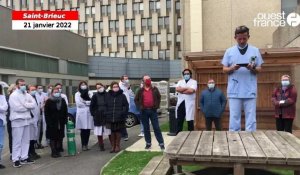 VIDÉO. À Saint-Brieuc, une minute de silence des soignants pour l’hôpital public