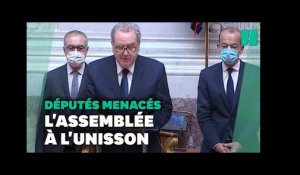 Debout à l'Assemblée, Ferrand et les députés unis contre les violences envers les élus